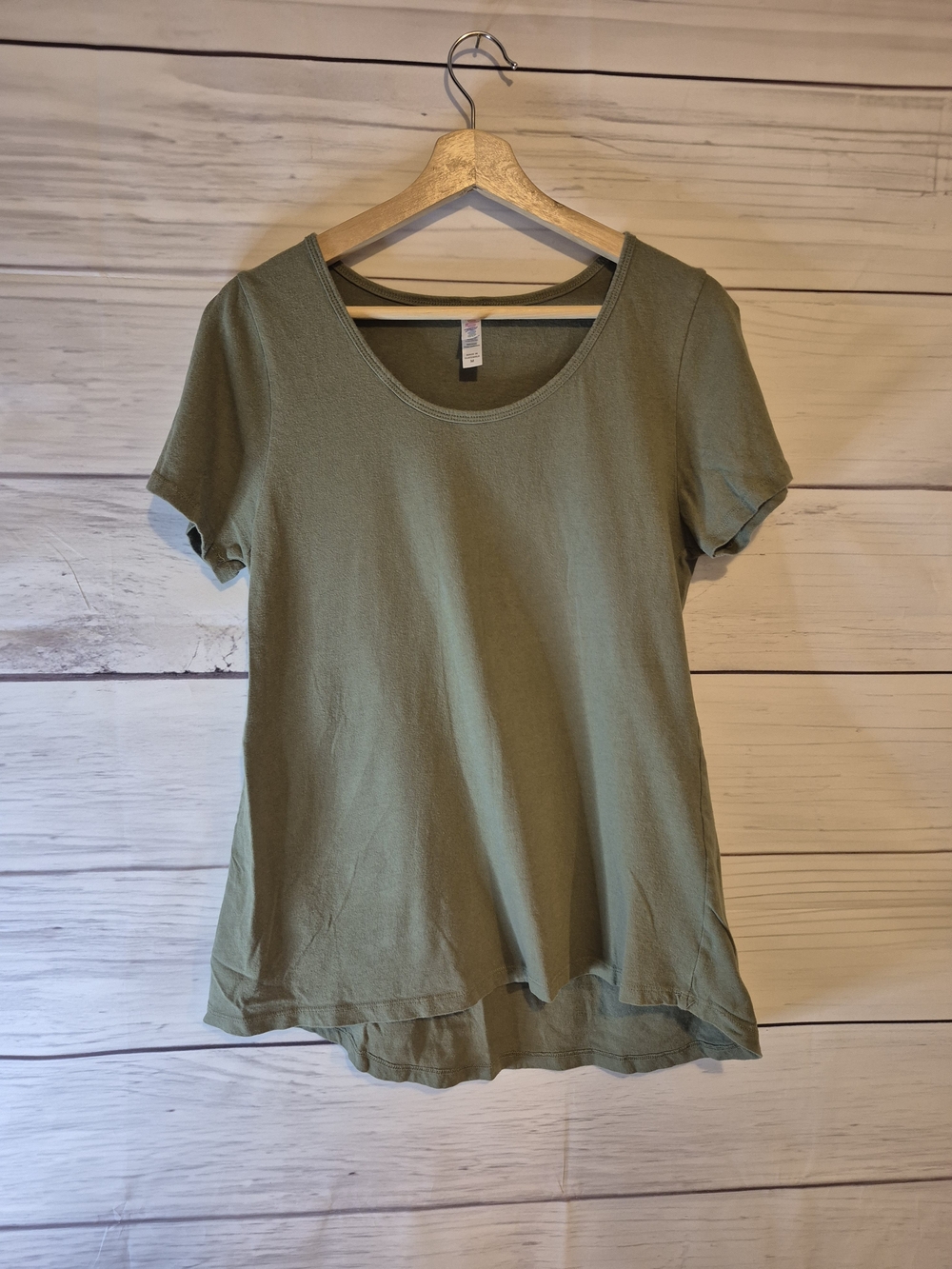 LuLaRoe Short Sleeve Scoop Neck Perfect Tee Hi-Lo Top in Olive Medium